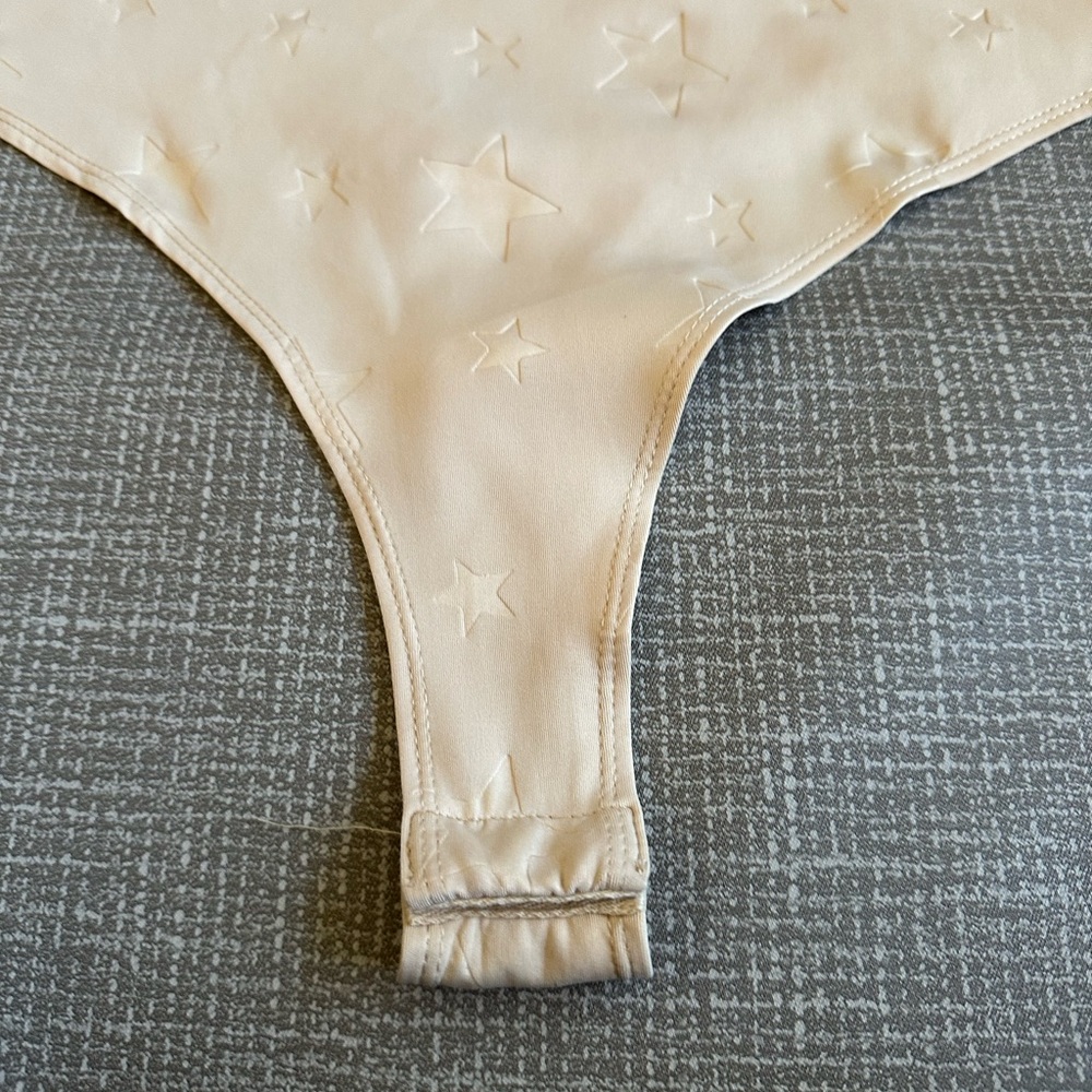 Le Lis Collection Backless Star Print Bodysuit – Tie Back – Beige/Nude – Size L - Picture 8 of 15